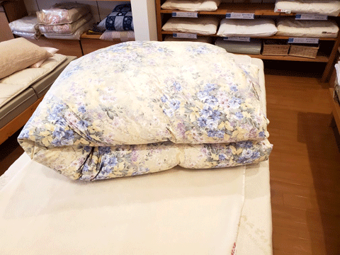 側生地が破れて羽毛が出てくる羽毛布団の仕立替え　三重県熊野市向井ふとん店