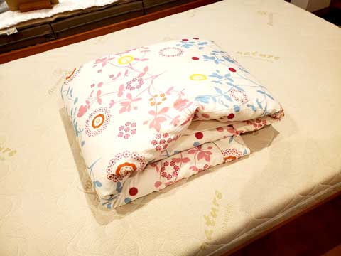 クーラーをつけてちょうどいい厚さの手作り肌掛け布団　三重県熊野市向井ふとん店