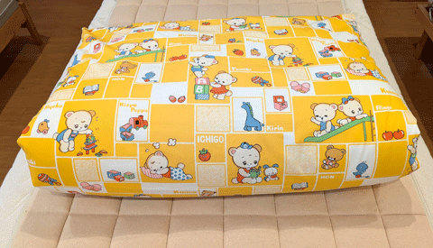 お祖母様の思い出の詰まった、可愛い生地でベビー敷布団を作らせていただきました