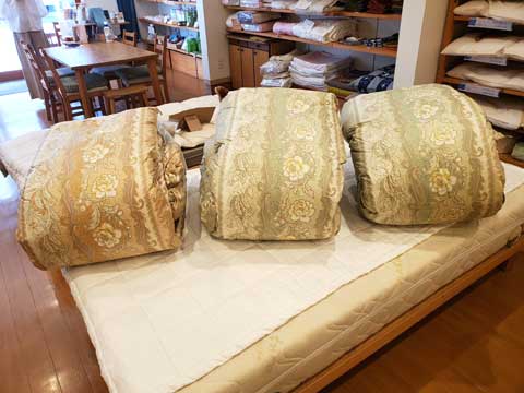 ３枚のダブルサイズの羽毛布団を３枚のシングルサイズに作り替え　三重県熊野市向井ふとん店