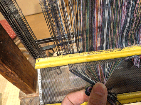 三重県伝統工芸品市木木綿経糸を筬に通します　三重県熊野市向井ふとん店