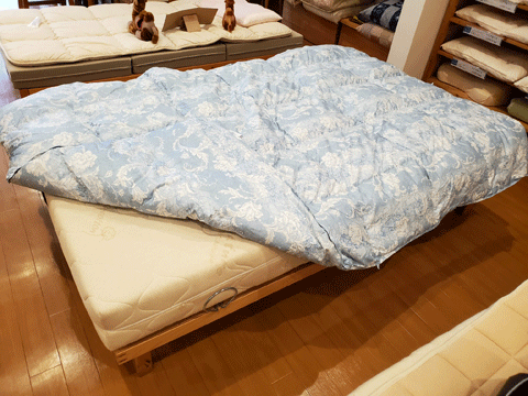 側生地が破れて羽毛が出てくる羽毛布団の仕立替え　三重県熊野市向井ふとん店