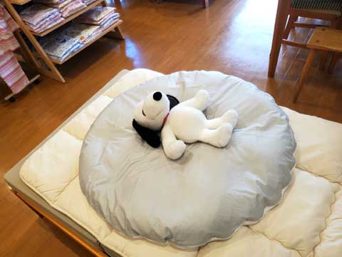リビングに寝かすのに便利な「まん丸ベビー敷布団」　三重県熊野市向井ふとん店
