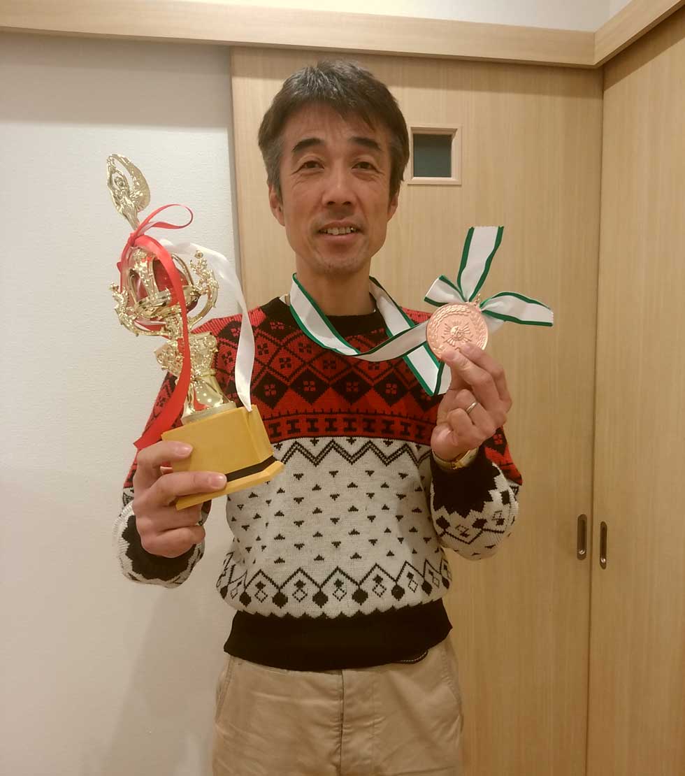 4月1日から4日に神戸で開催されました第30回技能グランプリで当店の向井浩高が、寝具制作の部総合で銅メダル座布団の部で優勝しました。