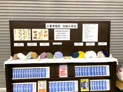 市木木綿の可愛い傘、百五銀行本店に展示されています